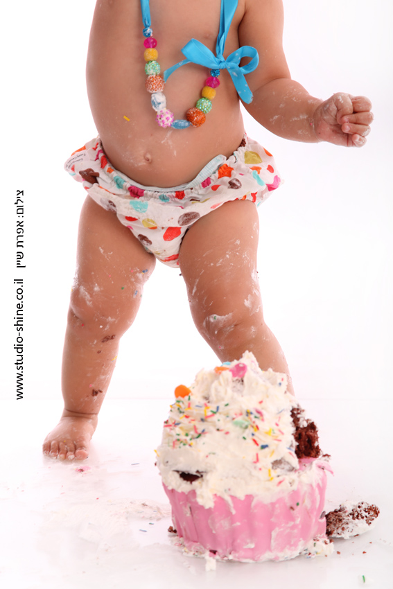 צילום קייקסמאש בסטודיו של אפרת שיין www.studio-shine.co.il/cake_smash.html